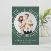 Moderne Groene Sunburst Vrolijk Kerstfeest 2 Foto Feestdagenkaart (Staand voorkant)