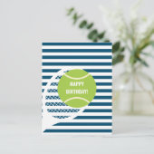 Moderne groene tennisbal gestreepte verjaardag briefkaart (Staand voorkant)