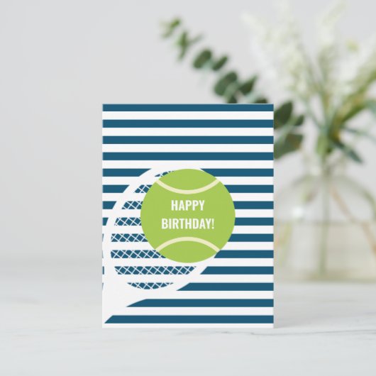 Moderne groene tennisbal gestreepte verjaardag briefkaart (Staand voorkant)