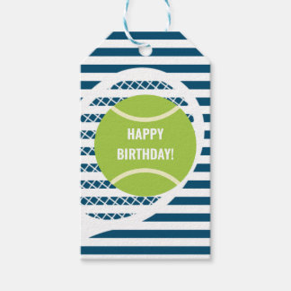Moderne groene tennisbal gestreepte verjaardag cadeaulabel