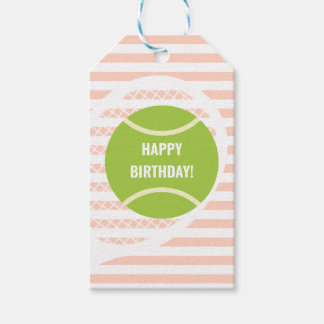 Moderne groene tennisbal gestreepte verjaardag roz cadeaulabel