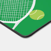 Moderne groene tennisracket bal bureaumat (Hoek)
