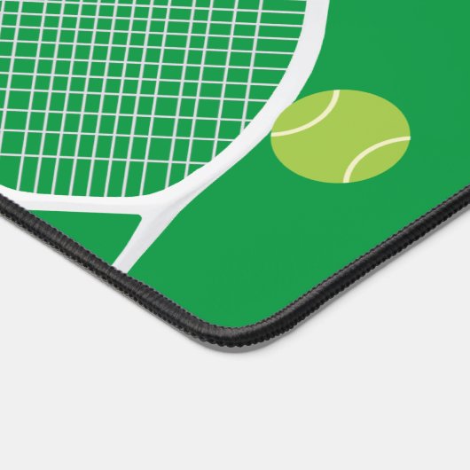 Moderne groene tennisracket bal bureaumat (Hoek)
