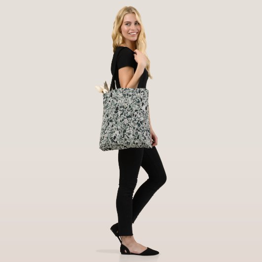 Moderne Groene Terrazzo Patroon Abstracte Tote Bag (Op model)