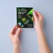 Moderne groene toon geometrische yard zorg flyer (Hand)