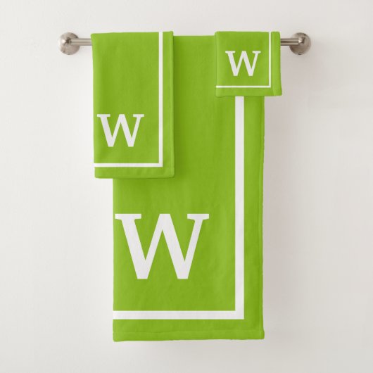 moderne groene witte gepersonaliseerde monogram bad handdoek (Insitu)