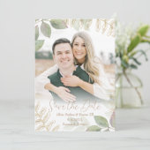Moderne groenvoorziening met goud save the date (Staand voorkant)