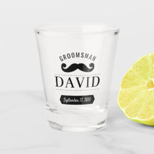Moderne Groomsman Mustache Naam Wedding Shot Glass Glas