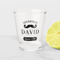 Moderne Groomsman Mustache Naam Wedding Shot Glass