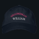Moderne Groomsman Verloof Feest Custom Geborduurde Pet<br><div class="desc">Voeg een naam en de rol die gespeeld wordt op de bruiloft toe door op de knop "Persoonlijk" te klikken. Deze chic en stijlvolle pet dient als een perfect aandenken aan een onvergetelijke uitstap met je favoriete vrienden. De voorkant van de pet toont een boeiende sportief geïnspireerde "Groomsman" typografie die...</div>