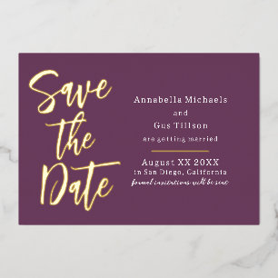 Moderne grote letter op pruimpaarse save the date folie uitnodiging
