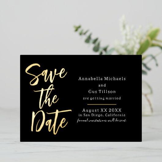 Moderne grote letters op zwarte Save the Date Folie Uitnodiging (Staand Voorkant)