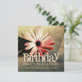 Moderne Grunge Coral Pink Flower Custom Invitation Kaart (Staand voorkant)
