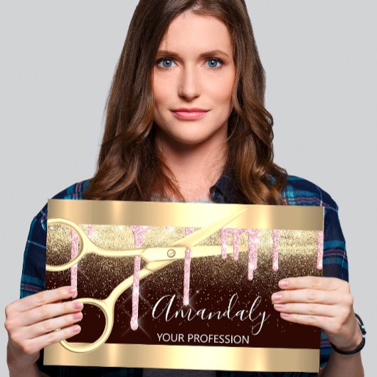 Moderne hairdresser-schaar maakt goudroze zwart visitekaartje