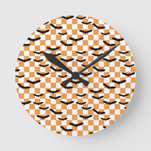 Moderne Halloween Spooky Bats Sinaasappel Checkerb Ronde Klok (Voorkant)