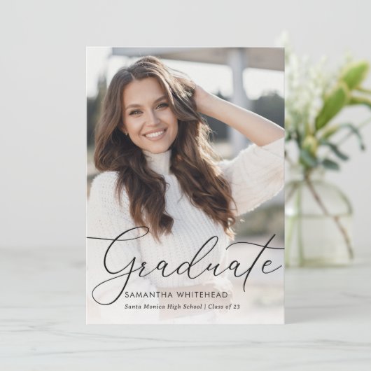 Moderne hand-Lettering foto zwart Afstuderen Aankondiging (Staand voorkant)