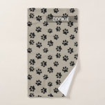 Moderne handdoek voor cute Paw-printerpatronen<br><div class="desc">Waarom een versleten doek gebruiken om de poten van je hond schoon te maken na een modderwandeling? Hij zal net zo graag een , persoonlijke handdoek hebben (en niemand zal het ooit nog stelen om de keukenvloer schoon te maken)! Het schildpad drukt patroon met naam om zich te personaliseren. Belangrijkste...</div>