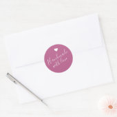 Moderne handgemaakt met liefdesscript donkerroze h ronde sticker (Envelop)