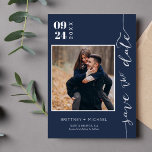 Moderne, handgeschreven foto opslaan Datum blauw Save The Date<br><div class="desc">Kies de beste afbeeldingen uit je verloving-opname of je favoriete afbeeldingen van jullie twee voor deze perfecte bewaardatum. De woorden sparen de datum zijn handgeschreven om een persoonlijk gevoel aan de kaart te geven. De voorzijde heeft 1 afbeelding en de achterzijde heeft een groot afbeelding met een witte filter op...</div>