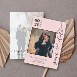 Moderne, handgeschreven foto Opslaan Datum zwart r Save The Date<br><div class="desc">Introductie van onze moderne handgeschreven foto Save The Date - een stuk dat echt resoneert met uw unieke liefdesverhaal. Deze save-the-date combineert de charme van een handgeschreven lettertype met het gemak van modern design en biedt een strakke maar intieme aantrekkingskracht die uw gasten zeker zal verrassen.</div>