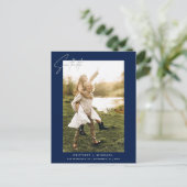 Moderne handgeschreven foto save the date Navy Aankondigingskaart (Staand voorkant)