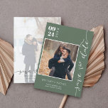 Moderne handgeschreven foto slaat de datum donkerg save the date<br><div class="desc">Kies de beste afbeeldingen uit je verloving-opname of je favoriete afbeeldingen van jullie twee voor deze perfecte bewaardatum. De woorden sparen de datum zijn handgeschreven om een persoonlijk gevoel aan de kaart te geven. De voorzijde heeft 1 afbeelding en de achterzijde heeft een groot afbeelding met een witte filter op...</div>