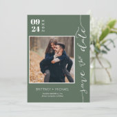 Moderne handgeschreven foto slaat de datum donkerg save the date (Staand voorkant)