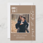 Moderne, handgeschreven foto slaat de datum-Tan op Save The Date (Voorkant)