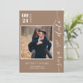 Moderne, handgeschreven foto slaat de datum-Tan op Save The Date (Staand voorkant)