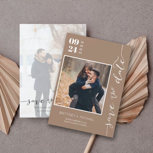 Moderne, handgeschreven foto slaat de datum-Tan op Save The Date