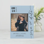 Moderne, handgeschreven foto slaat de datum van he save the date (Staand voorkant)