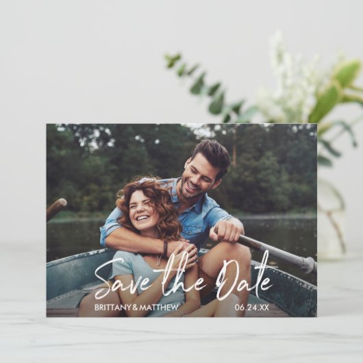 Moderne handgeschreven foto van script save the date (Staand voorkant)