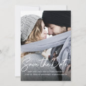 Moderne, handgeschreven foto van witte kalligrafie save the date (Voorkant)