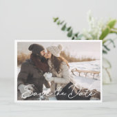 Moderne handgeschreven fotohuwelijk Bewaar de datu Save The Date (Staand voorkant)