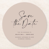 Moderne handgeschreven huwelijksaankondiging typog ronde kartonnen onderzetter (Voorkant)
