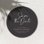 Moderne handgeschreven huwelijksaankondiging typog save the date<br><div class="desc">Een moderne,  vette bruiloft met typografie,  bespaart de date card. Met moderne,  elegante typografie en gestript backer design. De kleuren kunnen worden aangepast.</div>