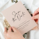 Moderne handgeschreven huwelijksaankondiging typog save the date<br><div class="desc">Een moderne,  vette bruiloft met typografie,  bespaart de date card. Met moderne,  elegante typografie en gestript backer design. De kleuren van de tan en van de zwarte kunnen worden aangepast.</div>