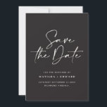Moderne handgeschreven huwelijksaankondiging typog save the date<br><div class="desc">Een moderne,  vette bruiloft met typografie,  bespaart de date card. Met moderne,  elegante typografie en gestript backer design. De kleuren kunnen worden aangepast.</div>