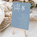Moderne handgeschreven   klassieke seriële gastnam kaart<br><div class="desc">Eenvoudige en chic table number kaarten in Dusty Blue en white maken een elegante verklaring bij uw bruiloft of gebeurtenis. Het ontwerp kenmerkt "lijst [aantal]"in handgeschreven manuscript het schrijven,  met individuele gastnamen hieronder in chronologieserie typografie. Het ontwerp herhaalt zich aan beide zijden.</div>