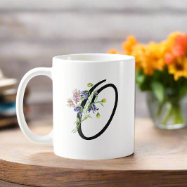Moderne handgeschreven letter "O" Wildflowers Koffiemok
