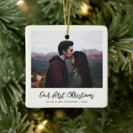 Moderne handgeschreven onze eerste kerstfoto keramisch ornament