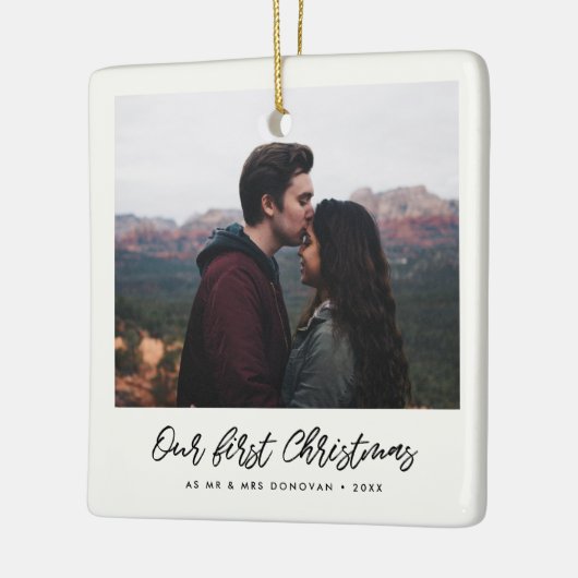 Moderne handgeschreven onze eerste kerstfoto keramisch ornament (Links)