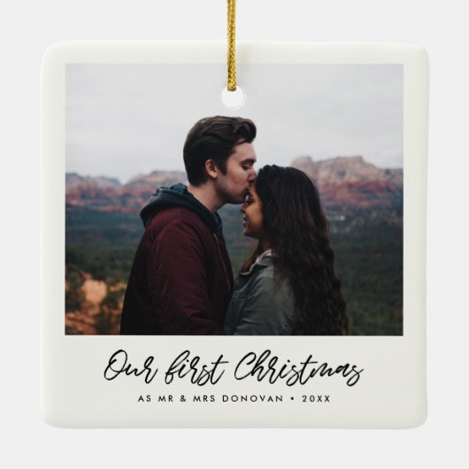 Moderne handgeschreven onze eerste kerstfoto keramisch ornament (Achterkant)