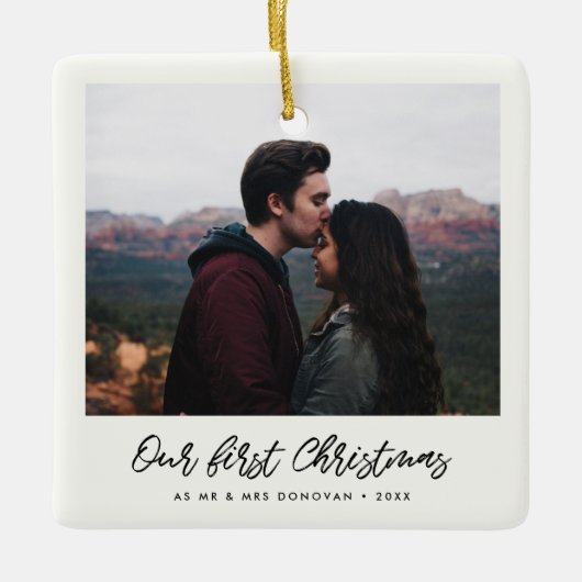 Moderne handgeschreven onze eerste kerstfoto keramisch ornament (Voorkant)