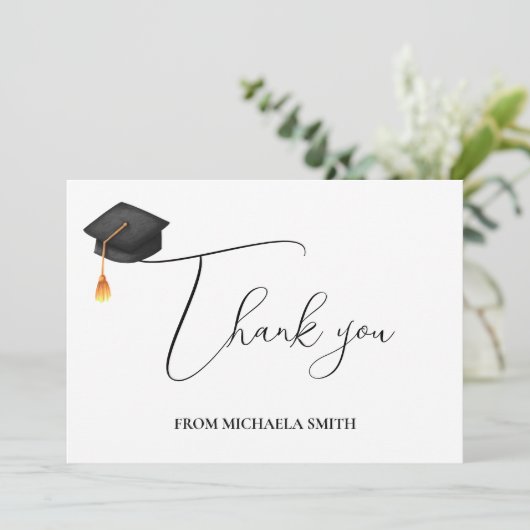Moderne handgeschreven script zwarte afstudeerdop bedankkaart (Staand voorkant)