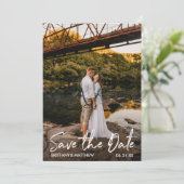 Moderne handgeschreven scriptkoppeling save the date (Staand voorkant)