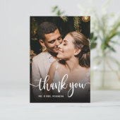Moderne handgeschreven scriptuur trouwfoto bedankkaart (Staand voorkant)