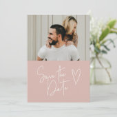 Moderne handgeschreven stoffige roze foto Bewaar d Save The Date (Staand voorkant)