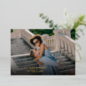 Moderne handgeschreven trouwfoto Roos Gold Folie Uitnodiging (Staand Voorkant)