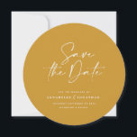 Moderne handgeschreven typografie trouwfeest moste save the date<br><div class="desc">Moderne klassieke typografie vet trouwkaart om de datum te reserveren. Met moderne,  elegante typografie en gestreept ontwerp. Kleuren kunnen worden aangepast. Eenvoudig boho mosterd ontwerp.</div>